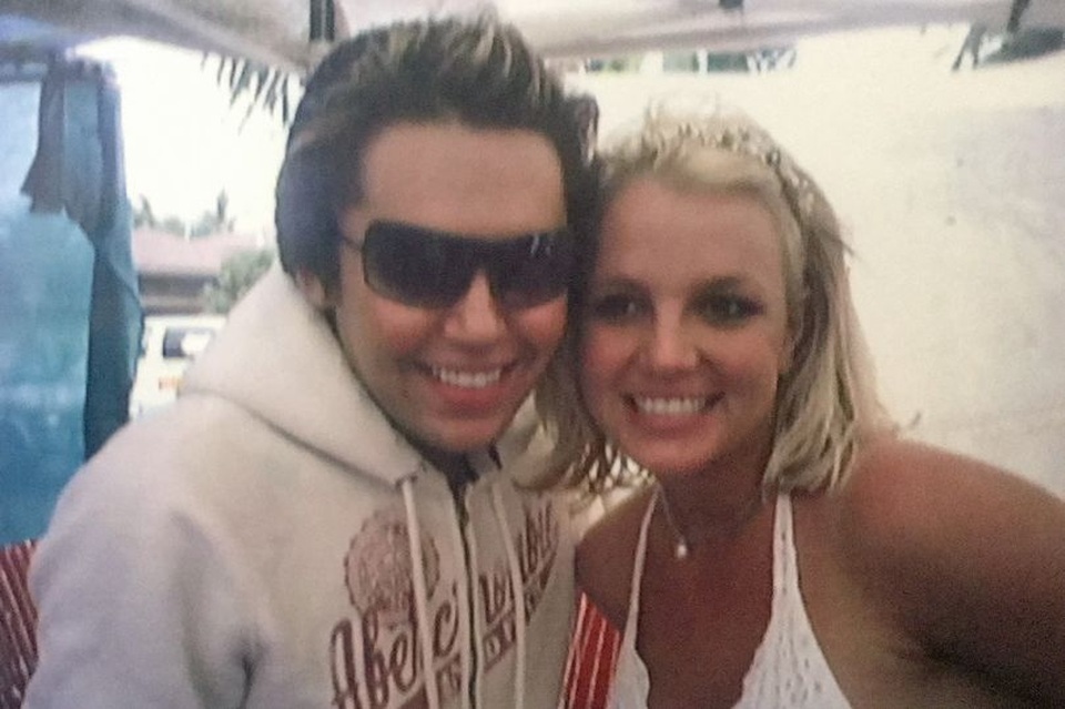"Fan cuồng" chi cả tỉ đồng để phẫu thuật mặt giống Britney Spears - 1
Bryan chụp ảnh cùng Britney Spears