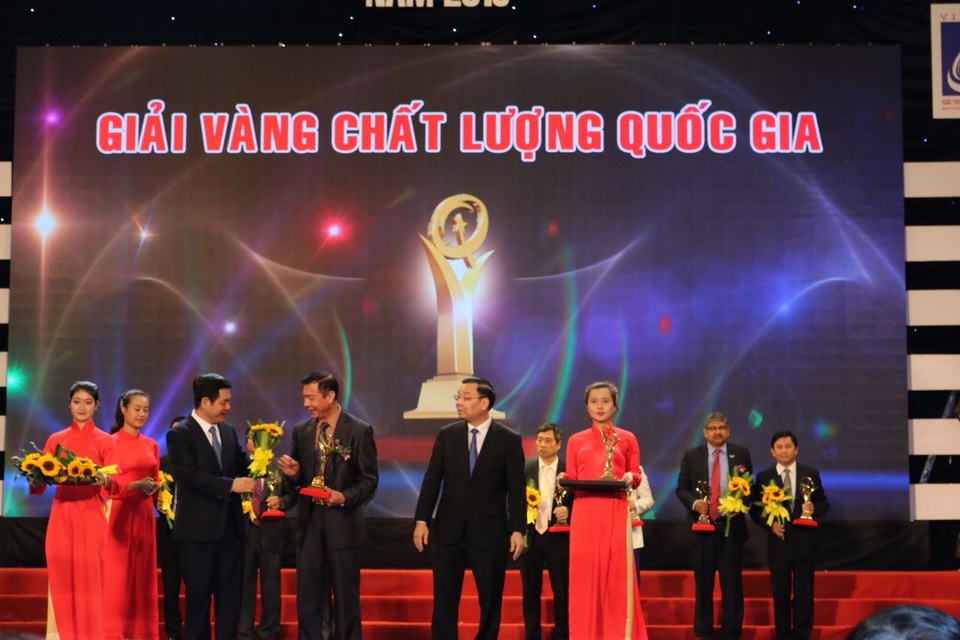 Người Anh hùng Lao động đất Mỏ và bí quyết đưa đất sét nung Việt ra “biển” lớn - 1 Ông Nguyễn Quang Mâu (thứ 3 từ phải) thay mặt Gốm Đất Việt nhận Giải vàng Giải thưởng Chất lượng Quốc gia 2016