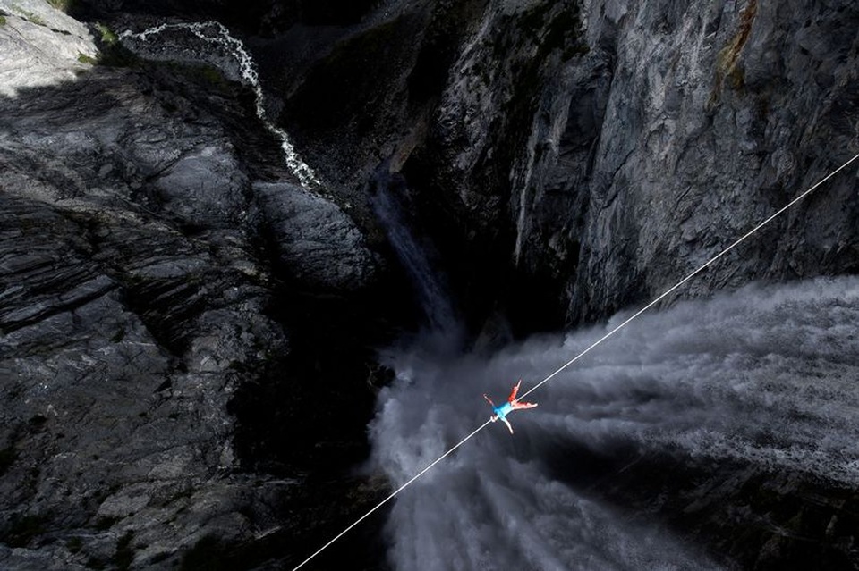 Thót tim cảnh nghệ sĩ đi dây nằm vắt vẻo giữa thác sâu - 1
Lukas nằm vắt vẻo trên sợi dây