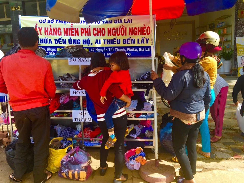 Sạp đồ “Ai thừa thì ủng hộ, ai thiếu đến lấy” làm ấm lòng người nghèo những ngày giáp Tết vùng cao - 1 Mọi người đến lấy đồ ở sạp quần áo từ thiện