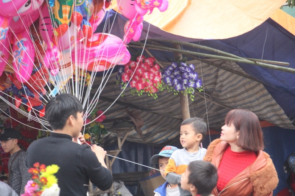 “Chen chân” sắm Tết trong phiên chợ ngày cuối năm - 30 Nhiều em bé cũng được bố mẹ cho đi sắm tết. Các em khá thích thú khi được bố mẹ mua cho nhiều đồ chơi mới