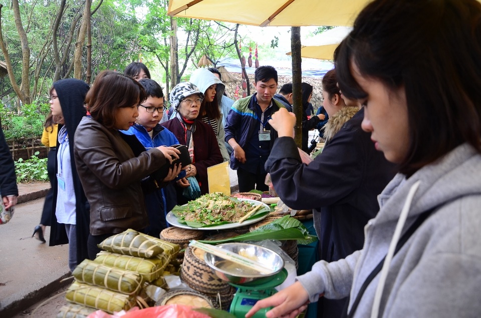 Trẻ nhỏ Hà Nội thích thú trải nhiệm tết vùng cao Tây Bắc - 7
Ngoài ra, phụ huỳnh cùng trẻ nhỏ còn được thưởng thức hương vị ẩm thực đặc trưng của người Thái như cơm lam, xôi ngũ sắc, chẩm chéo, bò gác bếp..., tạo không khí vui chơi đầu xuân mới lạ.