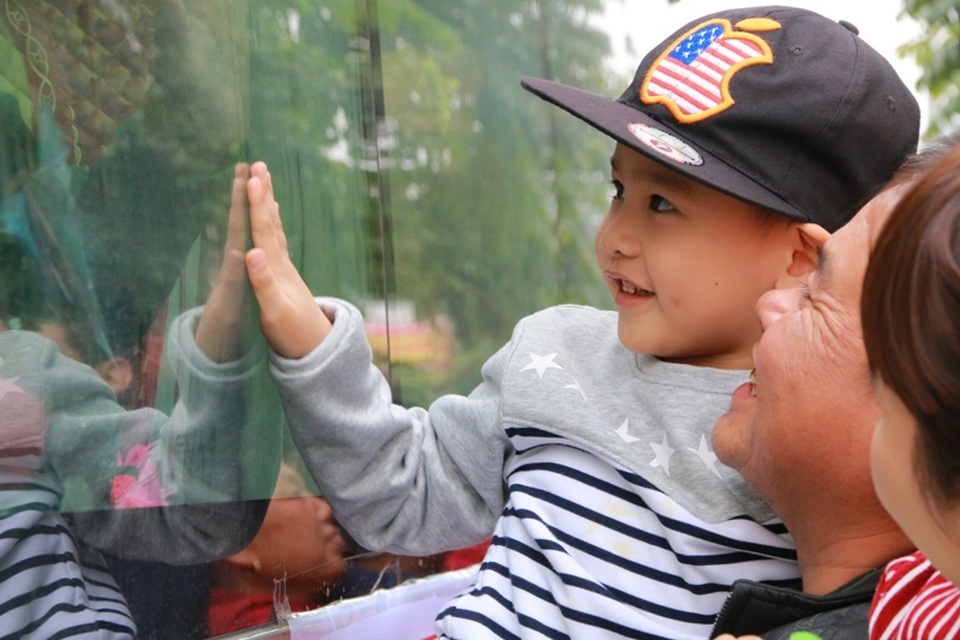 Nước mắt và nụ cười trong ngày tân binh lên đường nhập ngũ - 8 
Do được làm tốt công tác tuyên truyền về Luật nghĩa vụ quân sự nên nhiều gia đình cũng thoải mái tâm lý để con em yên tâm lên đường nhập ngũ.