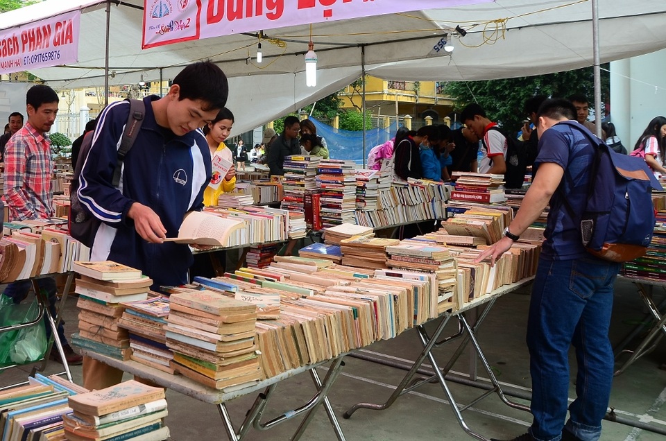 
Thông qua phiên chợ sách cũ, nhiều độc giả sẽ có cơ hội tìm kiếm cho mình những đầu sách hay, sách quý đã từ lâu không còn được tái bản như văn học Pháp, Nga...
