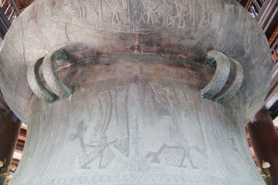 Xung quanh thân trống đồng cũng được trang trí nhiều họa tiết hoa văn không khác gì trống đồng Đông Sơn. Chiếc trống khổng lồ này được những nghệ nhân ở Kiến Xương, Thái Bình làm.