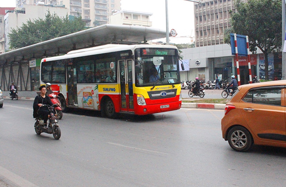 Buýt thường lấn làn buýt nhanh - 4 Buýt thường lấn làn buýt nhanh - 4