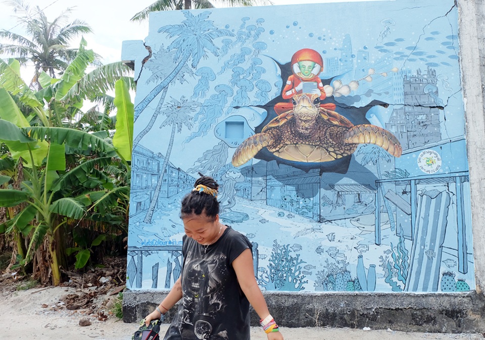 Bức bích họa “Du hành đáy đại dương” với sự xuất hiện rất đáng yêu của chùm tỏi – biểu tượng của huyện đảo Lý Sơn trên tay người ngoài hành tinh.