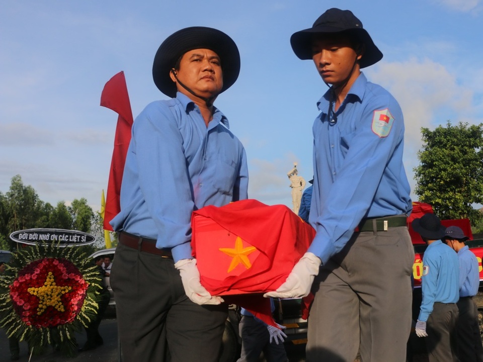 An Giang: Cải táng 168 hài cốt liệt sĩ qua các thời kỳ chiến tranh - 2 Bằng tất cả tình cảm, người dân An Giang long trọng tiễn đưa các anh về nơi an nghỉ cuối cùng