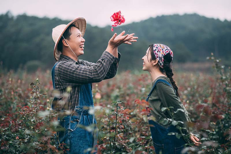 Quốc Phong chia sẻ: “Khi bạn đồng nghiệp giới thiệu em với mình, rồi hai đứa có nói chuyện, nhưng cũng chỉ là những chia sẻ đời thường vụn vặt thôi. Rồi đột nhiên đồng nghiệp bảo rằng em không thích mình, thế là mình quyết tâm chứng minh để em nhận ra tấm chân tình của mình”.