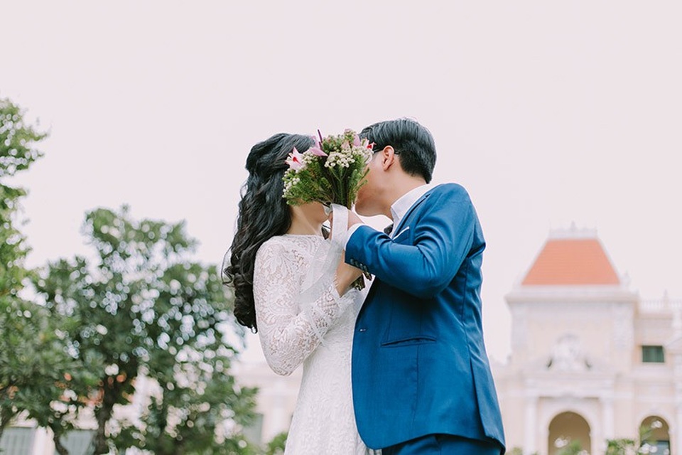 Cặp đôi chụp ảnh cưới tái hiện kỉ niệm thời sinh viên - 12 Những khoảnh khắc đáng yêu, rộn rã tiếng cười của Nam và Hà bên những người bạn.