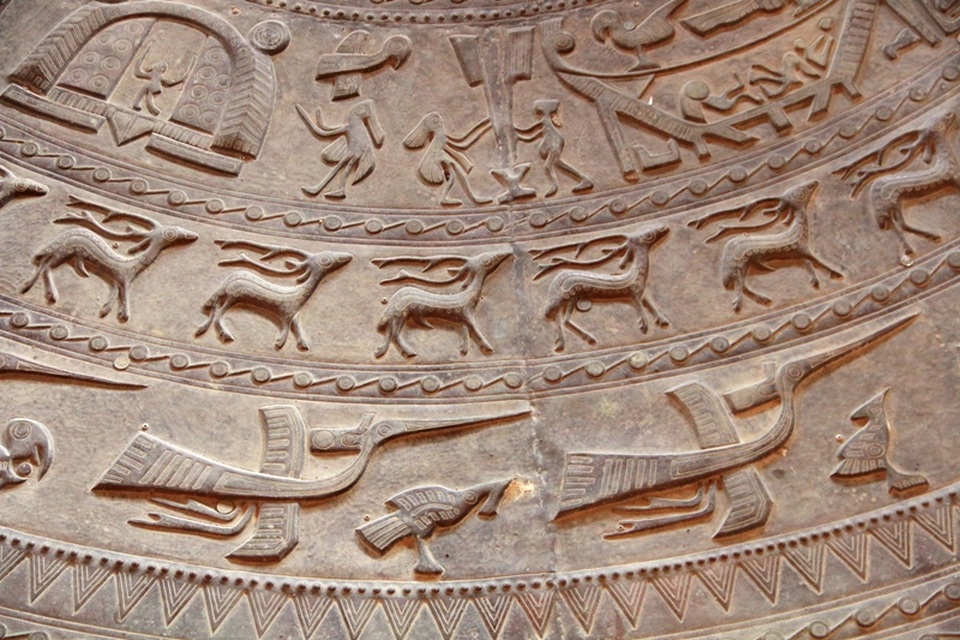 Hình ảnh con người với những sinh hoạt đời thường, chim thú... được thể hiện rất rõ nét trên mặt trống đồng.