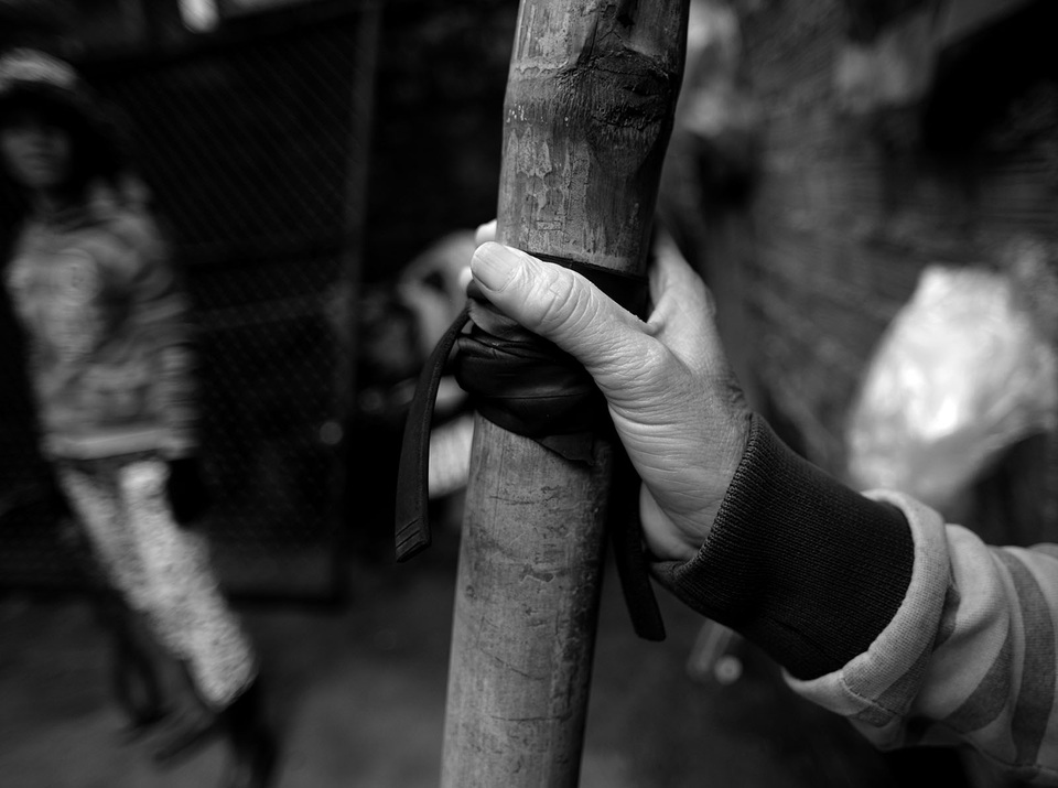 Nhọc nhằn những phụ nữ oằn mình gánh đá mưu sinh - 6 Chiếc gậy tre dài khoảng 2 mét là công cụ duy nhất cho công việc của những phu đá lạnh.