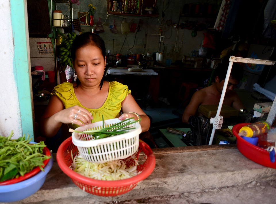  Việc sinh hoạt của các hộ dân khá khó khăn vì đường cao hơn nhà. Nhà anh Ngô Minh Mẫn(40 tuổi) thấp hơn cốt đường 1,1 mét, vợ anh Mẫn phải đứng để nhặt rau nấu ăn.