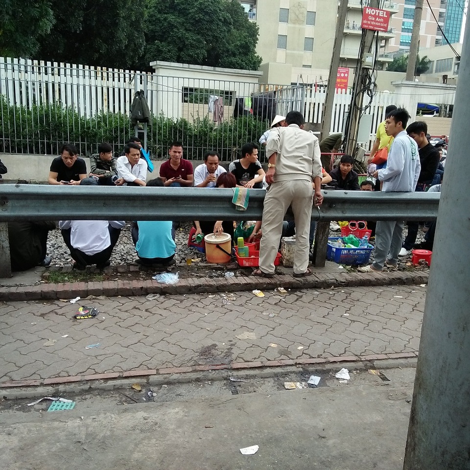 Hà Nội: Hãi hùng cảnh "họp chợ" trên đường ray tàu hỏa - 4 Anh N.V.T (27 tuổi, một người dân sông ở gần đây) cho biết, khu chợ cóc này đã có từ khá lâu. Chợ chủ yếu bán đồ ăn cho người nhà và bệnh nhân đang điều trị trong viện. “Chợ đông nhất vào thứ 2 khi lượng người đi khám đông, nhiều khi khách mua còn phải xếp hàng mới đến lượt. Dù đã được lực lượng chức năng nhiều lần ra quân nhắc nhở nhưng không hiểu sao người mua, người bán vẫn vô tư vi phạm”, anh T. nói.