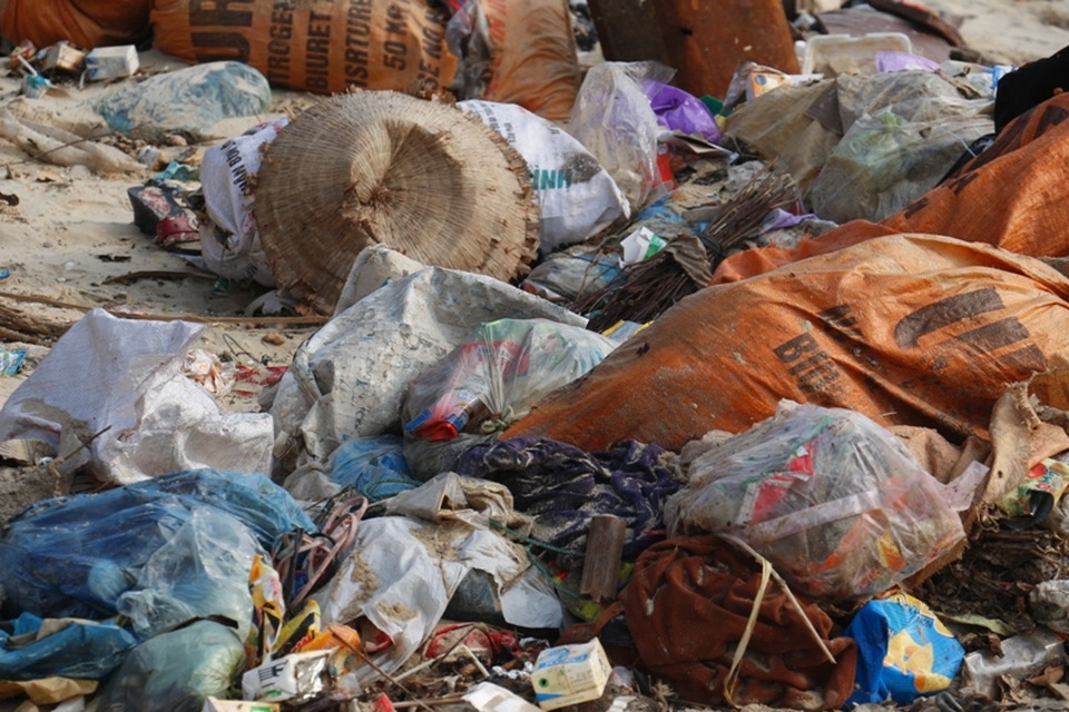 Với đủ các loại rác, từ rác thải sinh hoạt...