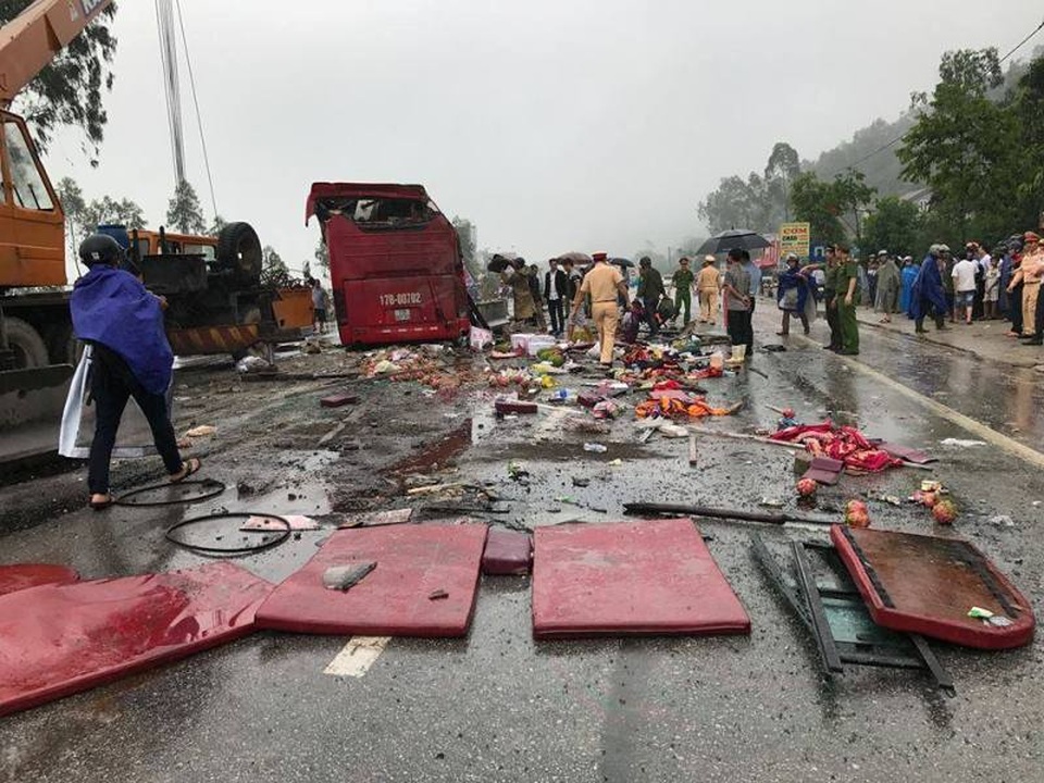 Hình ảnh hiện trường tan hoang của vụ lật xe khách - 11