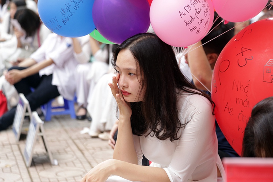 Những giọt nước mắt nghẹn ngào trong lễ bế giảng THPT Phan Đình Phùng - 9 Những giọt nước mắt nghẹn ngào trong lễ bế giảng THPT Phan Đình Phùng - 9