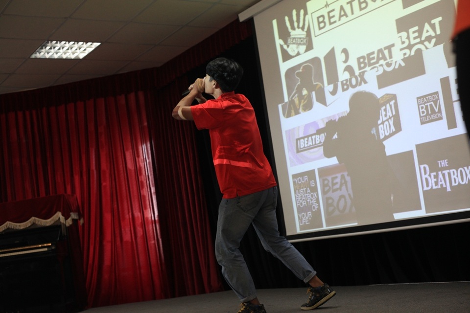 Hoặc thể hiện tài năng trên sân khấu của chính các bạn học sinh, sinh viên như “cây” beatbox này. Đây cũng là những hoạt động thường xuyên được tổ chức tại ĐH FPT, giúp sinh viên phát triển cá nhân một cách toàn diện.