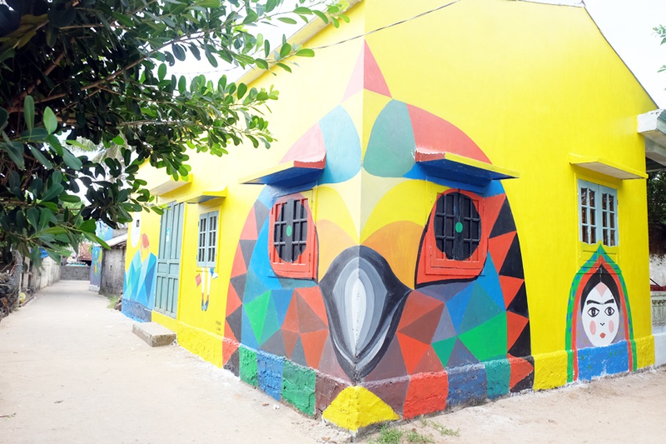 Ngôi nhà có biệt danh “Nhà Chim” bởi bức vẽ chú chim cỡ lớn được họa sĩ Phan Linh (Hà Nội) thực hiện trên góc nhà, với đôi mắt chính là 2 cửa sổ của căn nhà.