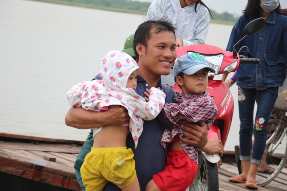 Người dân ốc đảo chạy qua sông trốn bão - 4