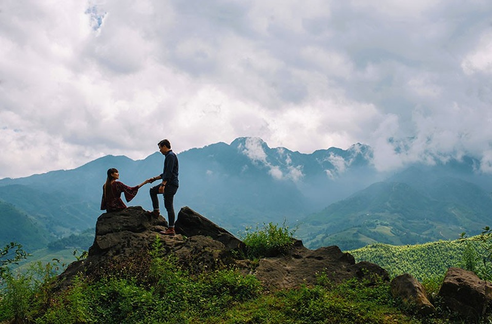 Để có được những khoảnh khắc đáng nhớ, cặp đôi đã tự kê chân máy, căn chỉnh góc chụp nơi địa hình núi đồi Tây Bắc hùng vĩ.
