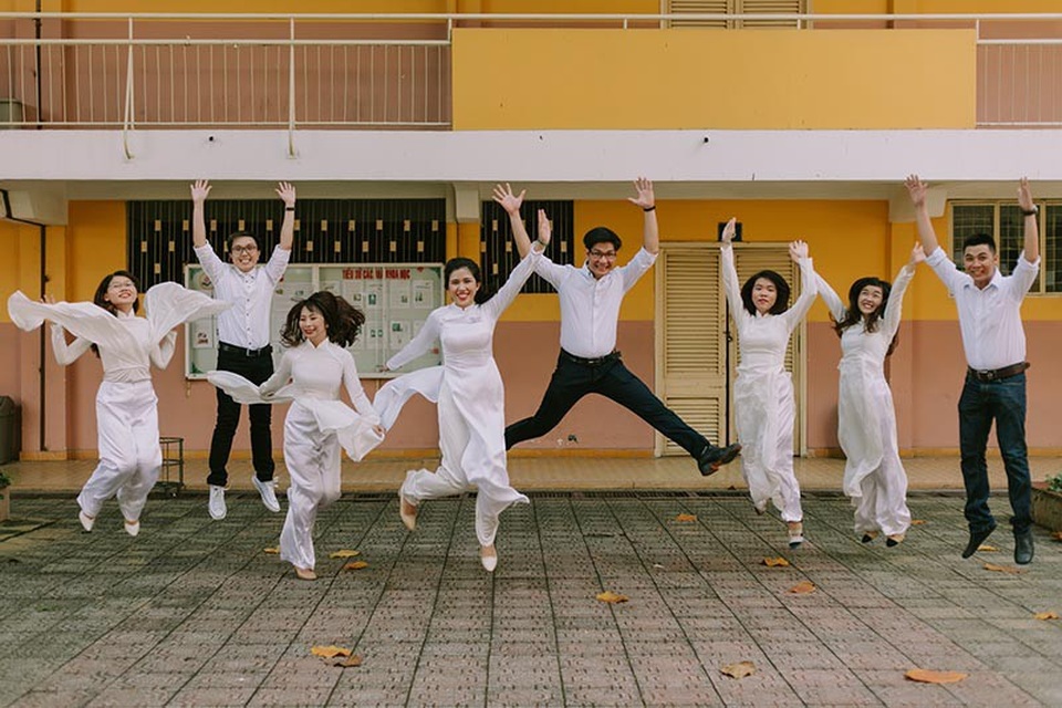 Cặp đôi chụp ảnh cưới tái hiện kỉ niệm thời sinh viên - 11 Trong bộ ảnh cưới của Đại Nam và Tuyết Hà có sự góp vui của bạn bè, đây cũng là những người bạn thân thiết của cặp đôi.