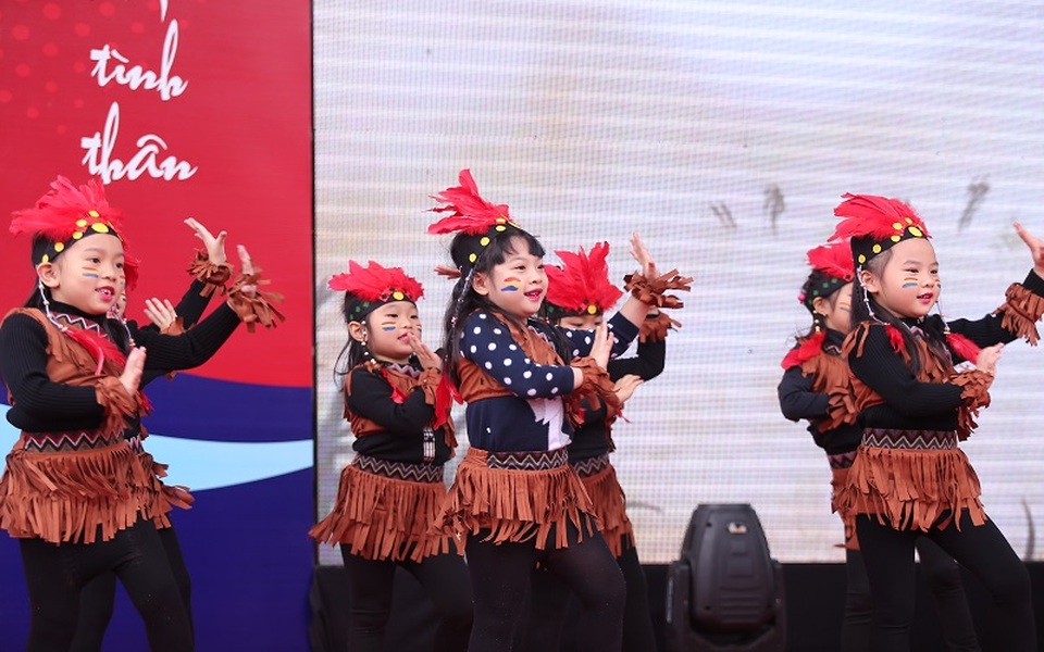 
Các tiết mục văn nghệ đặc sắc, công phu thu hút đông đảo cho người xem
