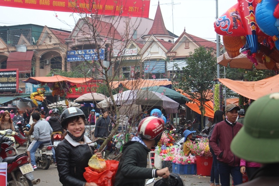 “Chen chân” sắm Tết trong phiên chợ ngày cuối năm - 31 “Chen chân” sắm Tết trong phiên chợ ngày cuối năm - 31