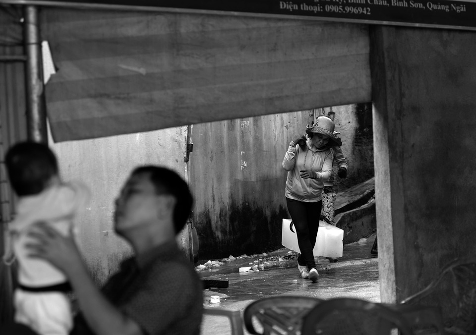 Nhọc nhằn những phụ nữ oằn mình gánh đá mưu sinh - 12 Từ ngày chồng và con trai đầu mất, chị Võ Thị Mai phải vất vả hơn để nuôi cậu con út ăn học, nhưng thấy mẹ vất vả, con của chị Thơm học xong lớp 12 cũng nghỉ đi làm công nhân phụ mẹ.