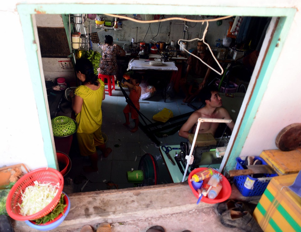 15 thành viên trong gia đình anh Mẫn cùng sống trong căn nhà.