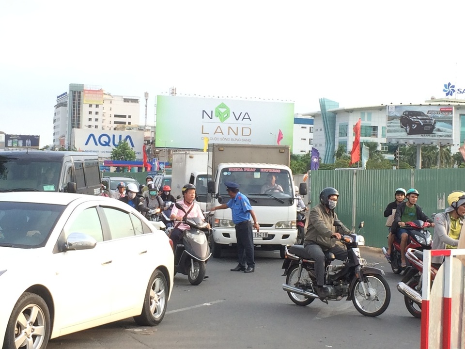 Kẹt xe, hành khách vác vali chạy bộ vào sân bay Tân Sơn Nhất - 4 Kẹt xe, hành khách vác vali chạy bộ vào sân bay Tân Sơn Nhất - 4