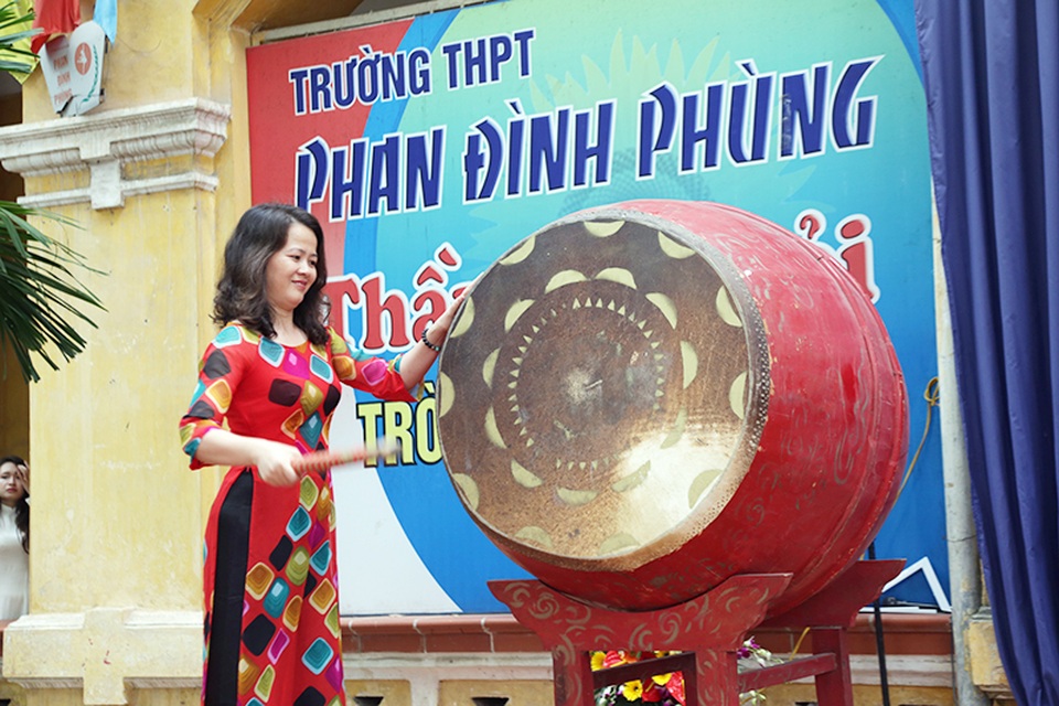 Những giọt nước mắt nghẹn ngào trong lễ bế giảng THPT Phan Đình Phùng - 1 Khi cô Hiệu trưởng nhà trường đánh những hồi trống báo hiệu năm học 2016-2017 chính thức khép lại, cũng là lúc quãng thời gian “áo trắng đến trường” của các teen 1999 kết thúc