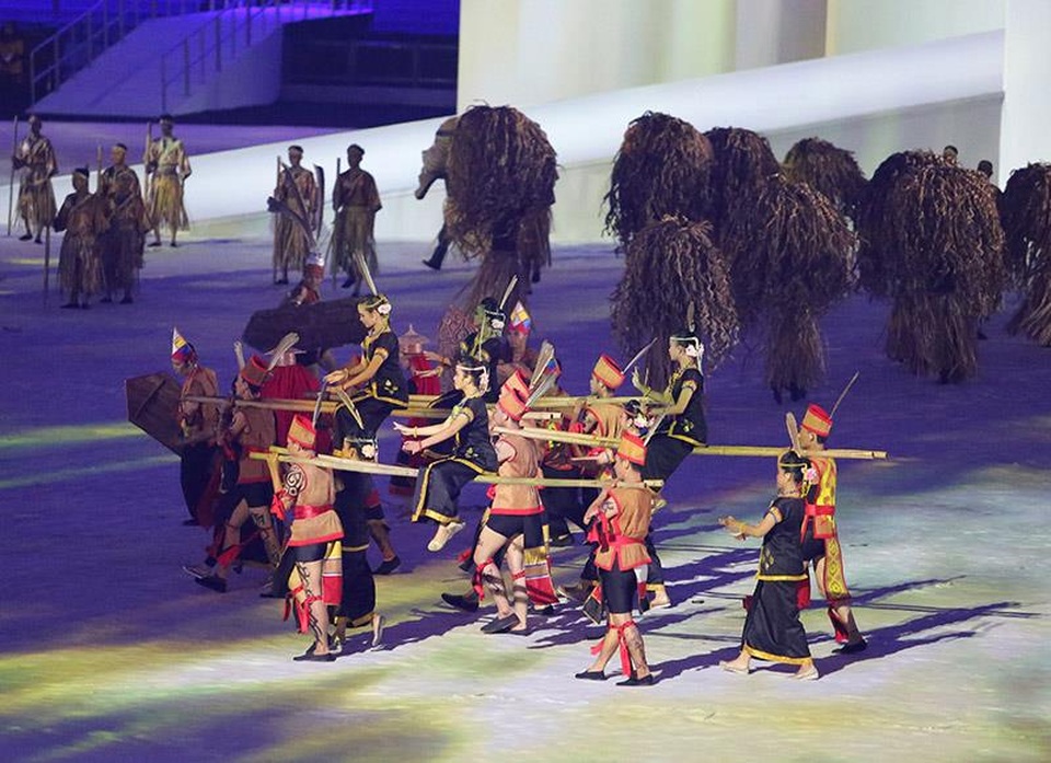 Lễ khai mạc SEA Games 29: Bữa tiệc đậm đà bản sắc văn hóa - 4
Các nghệ sĩ xuất hiện với những hình thức hết sức đặc biệt, ảnh:Q.H