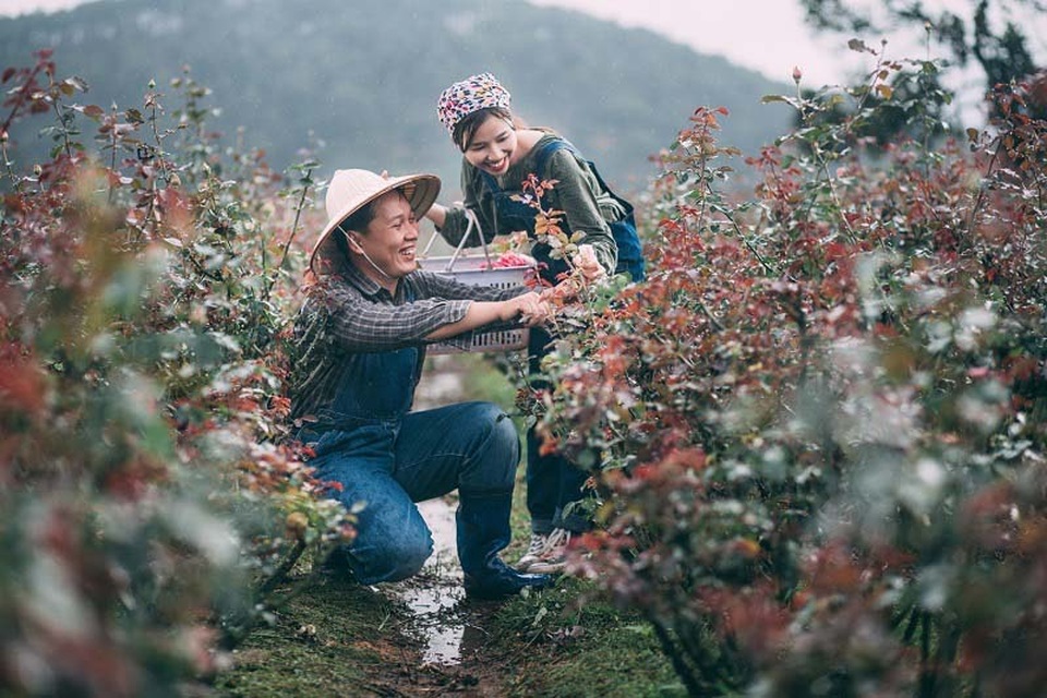 Cả hai cùng cười nhẹ bẫng và ngầm hiểu tình ý của nhau sau khoảnh khắc ấy. Họ chính thức trở thành một cặp.