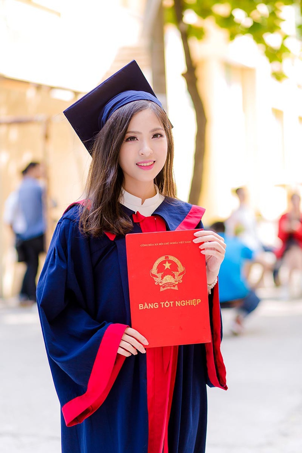 Nữ sinh Thương mại đẹp dịu dàng trong bộ ảnh kỷ yếu chia tay giảng đường - 10 Nét đẹp trong veo của cô nàng được nhiều người ví có phần giống hoa hậu Ngọc Hân.