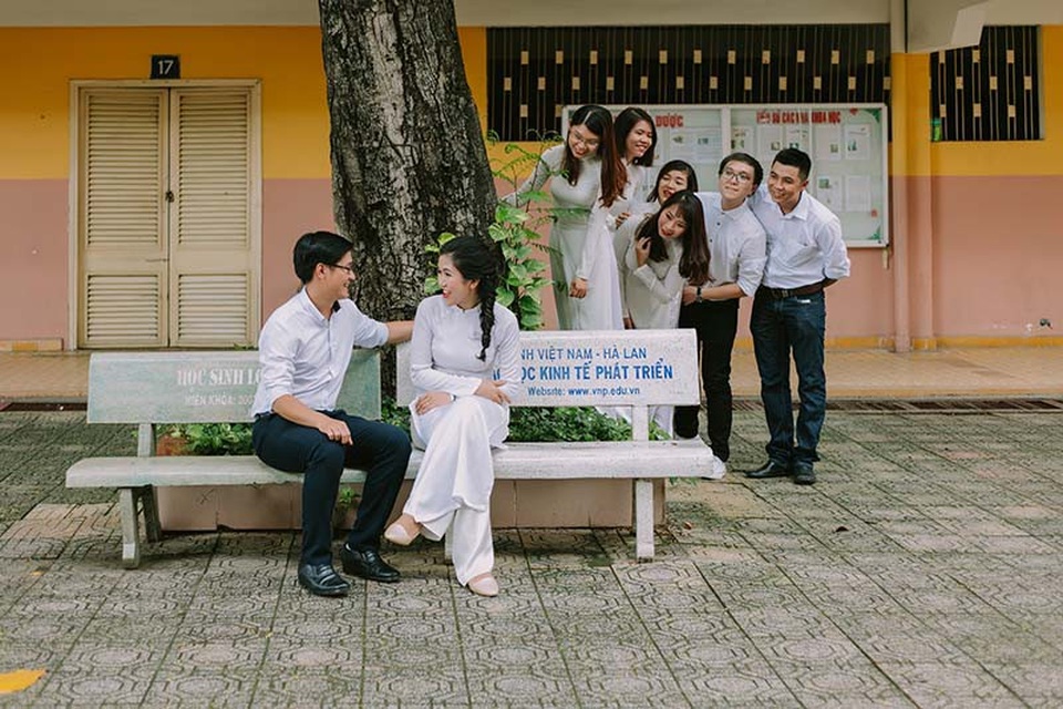 Cặp đôi chụp ảnh cưới tái hiện kỉ niệm thời sinh viên - 10 Tình yêu của cặp đôi may mắn nhận được sự ủng hộ từ phía gia đình và bạn bè hai bên.