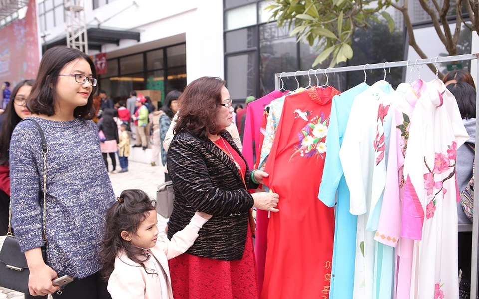 
15 chiếc áo dài có họa tiết đẹp nhất đã được trình diễn, bán để gây quỹ từ thiện.
