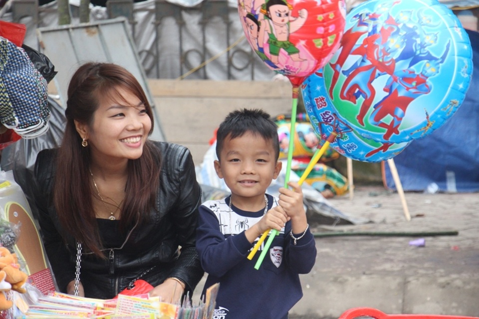 “Chen chân” sắm Tết trong phiên chợ ngày cuối năm - 28 “Chen chân” sắm Tết trong phiên chợ ngày cuối năm - 28