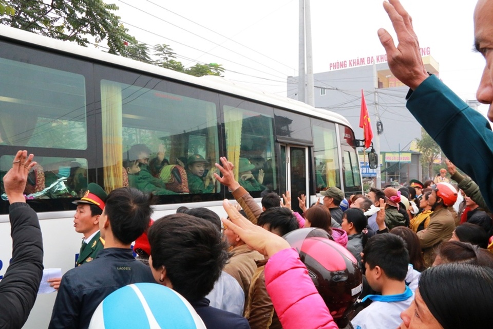 Nước mắt và nụ cười trong ngày tân binh lên đường nhập ngũ - 10 Nước mắt và nụ cười trong ngày tân binh lên đường nhập ngũ - 10