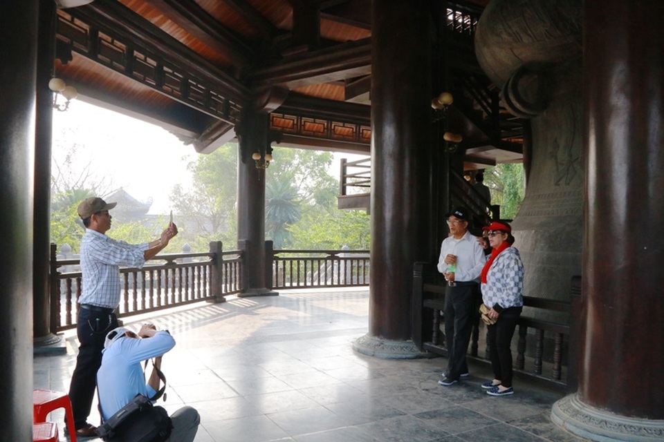 Mỗi ngày có hàng nghìn lượt người đến chiêm ngưỡng Đại hồng chung và chiếc trống đồng khủng này trong ngôi chùa lớn nhất Việt Nam.