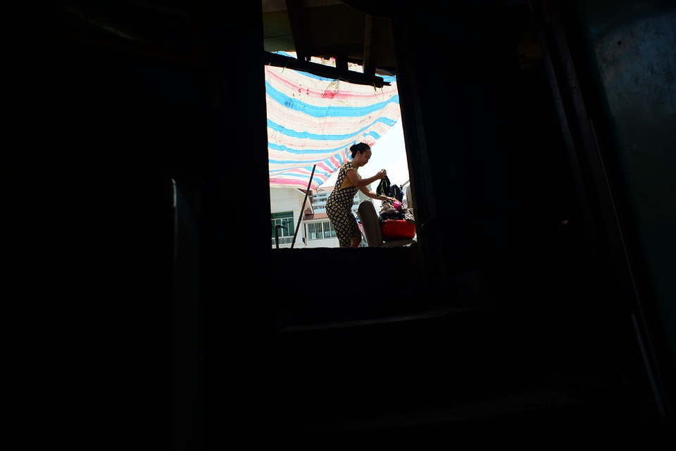 Nhà thấp, ban ngày không bật điện tối om.