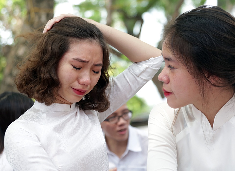 Những giọt nước mắt nghẹn ngào trong lễ bế giảng THPT Phan Đình Phùng - 8 Những giọt nước mắt nghẹn ngào trong lễ bế giảng THPT Phan Đình Phùng - 8