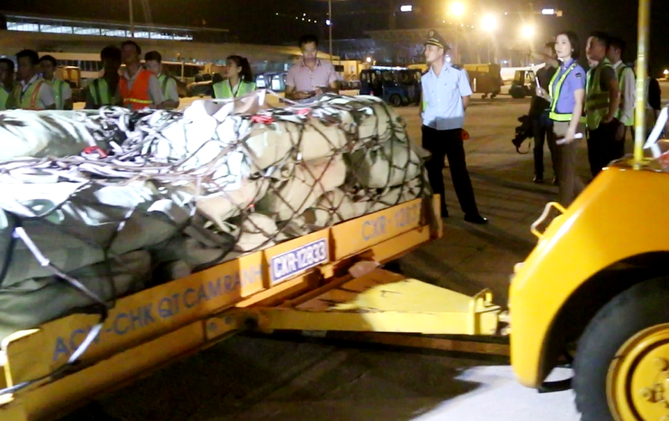 Toàn cảnh máy bay Nga và 40 tấn hàng cứu trợ vượt gần 8.000 km - 9 Hàng cứu trợ được đưa lên xe vận tải chuyên dụng chở về khu vực kho hàng của sân bay Cam Ranh trước khi chuyển đi hỗ trợ cho đồng bào lũ lụt