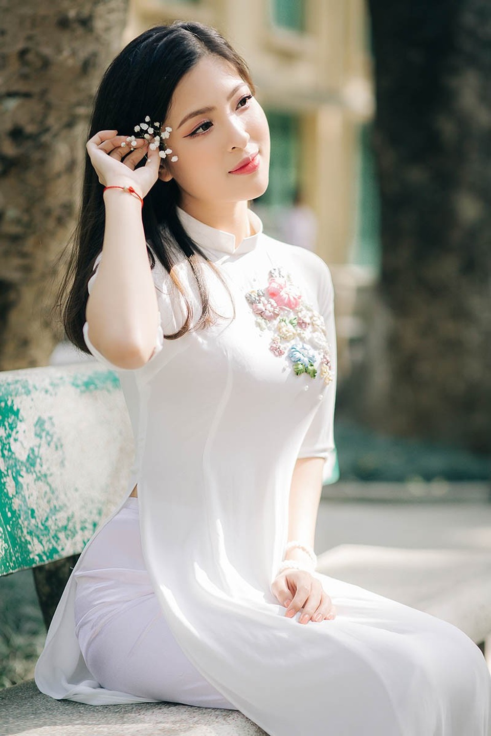 Nữ sinh Thương mại đẹp dịu dàng trong bộ ảnh kỷ yếu chia tay giảng đường - 9 “Mình muốn lưu giữ những khoảnh khắc đầy ý nghĩa để một mai khi nhìn lại mình có thể mỉm cười vì đã có một thanh xuân tươi đẹp nơi này”, Khánh Linh tâm sự.