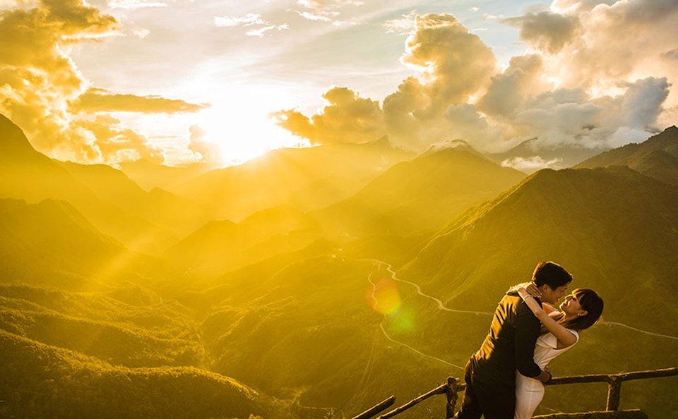 
Đan Ngọc nhớ lại: “Kỉ niệm một năm bên nhau, hai đứa vẫn đi ăn bình thường như mọi ngày, anh bỏ nhẫn vào túi mình từ bao giờ, mãi sau mới ngại ngùng ngỏ lời làm vợ anh nhé khiến mình vô cùng bất ngờ và hạnh phúc”.
