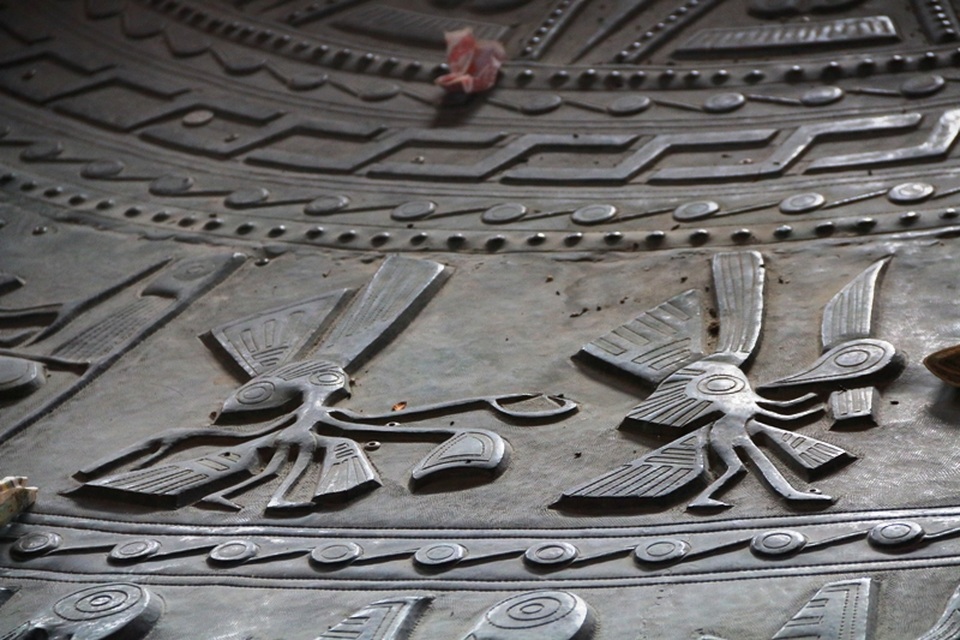 
Để hoàn thành chiếc trống đồng khủng này, các nghệ nhân đã phải làm việc trong thời gian dài. Trống đồng này tuy không đánh kêu thành tiếng được nhưng lại là biểu tượng cho nền văn hóa đậm đà bản sắc của người Việt, cũng như triết lý của nhà Phật nên được làm rất cầu kỳ và tinh xảo.
