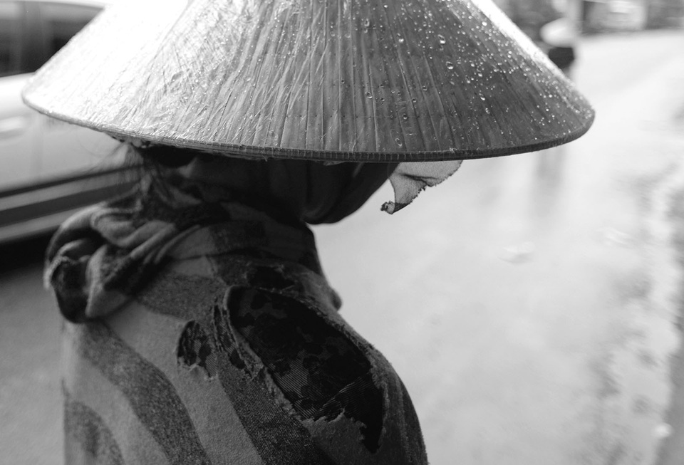 Nhọc nhằn những phụ nữ oằn mình gánh đá mưu sinh - 8 Những chiếc áo bạc màu, rách bươm vì gánh nặng mưu sinh.