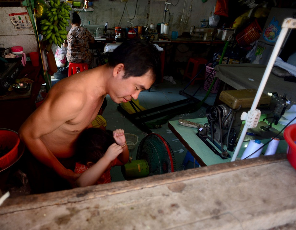 Những đứa trẻ muốn lên đường chơi phải nhờ người lớn.