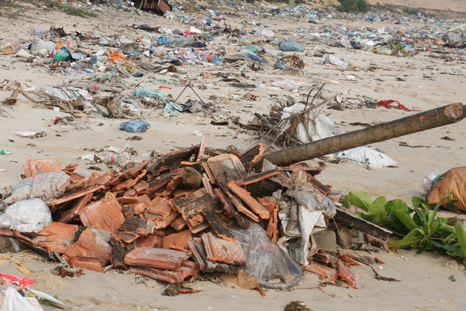 
Không còn thiếu loại rác gì trên bờ biển.
