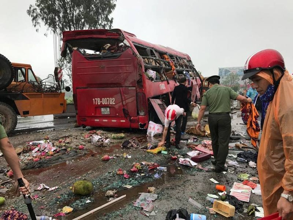 
Chiếc xe khách nát bét, tan hoang. Những gì bên trong xe như được dốc tuột ra ngoài.
